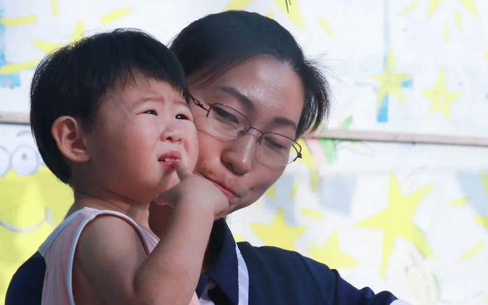 ▲刘月抱着女儿田野。新京报记者 景如月 摄