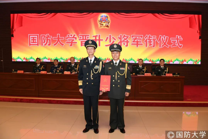 图为国防大学吴杰明政委与许彬同志合影