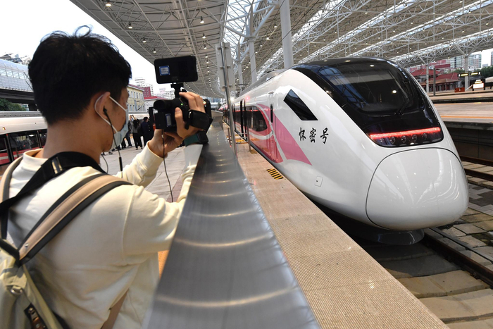 从北京北站出发的首班“怀密号”列车。摄影/新京报记者&nbsp;吴宁&nbsp;