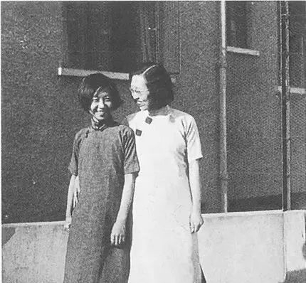 ▲年轻时的张爱玲（左）与姑姑张茂渊。