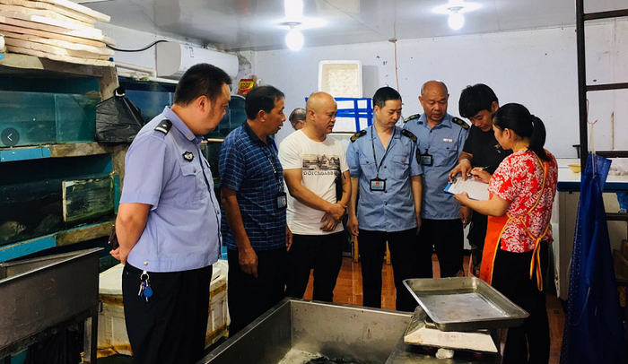 市场监管执法人员检查餐饮店鱼类进销货台账 市市场监管局供图