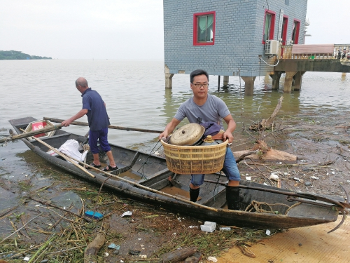 龙口村第一书记张玉用船转移群众。本文图片 农民日报