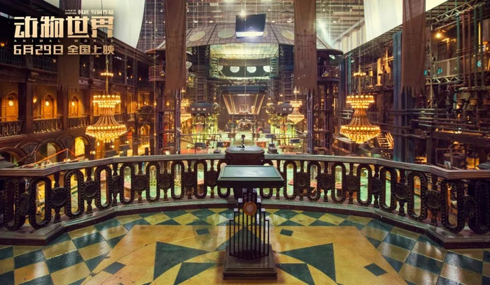 ▲影片《动物世界》中那艘承载着“丛林法则”的命运号，就是置景团队在这个摄影棚内，花费4个月时间搭建而成！