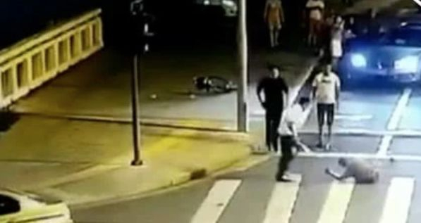 ▲监控视频拍下的昆山反杀案现场画面。图片来自视频截图