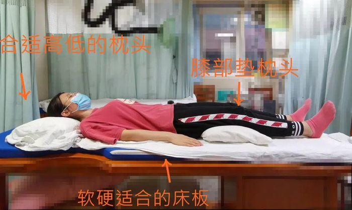 仰卧时可以膝部下垫枕头。通讯员供图