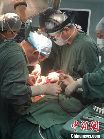  协和医院医疗团队给患者做“人工心脏”植入手术。　福建医科大学附属协和医院 供图