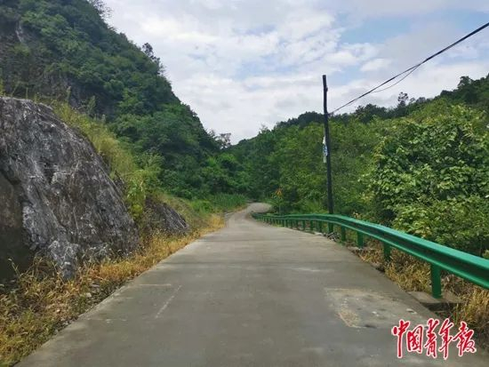 　　曾被石料厂的大卡车碾得坑坑洼洼的村道，已经修缮完毕，临近稻田的一侧安装了绿色的护栏，地面上仍有村民打限宽墩的痕迹。中青报·中青网见习记者 魏晞/摄