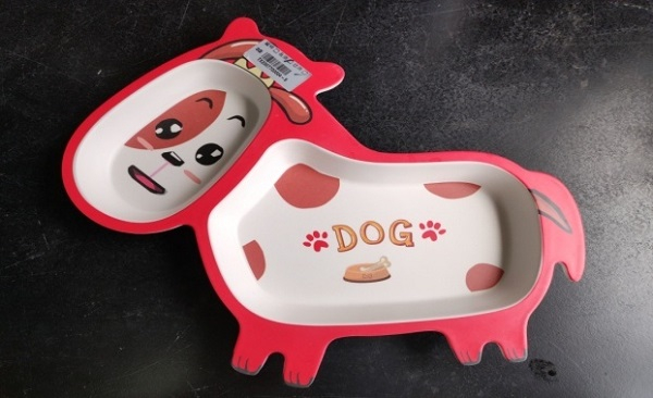 图说：市消保委对市场上销售的密胺类餐具进行了比较试验 采访对象供图/下同