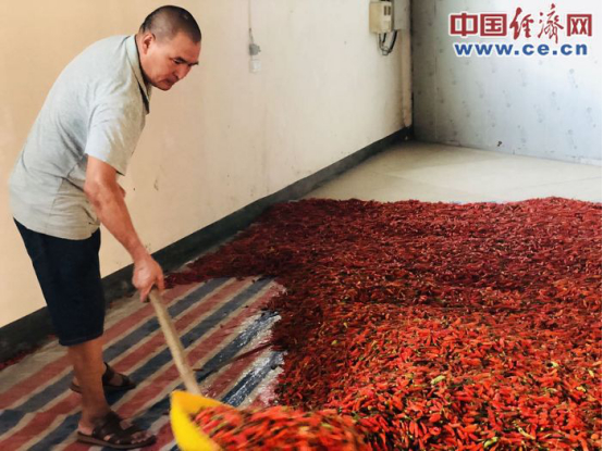 农户在车间工作。经济日报-中国经济网记者张雪/摄