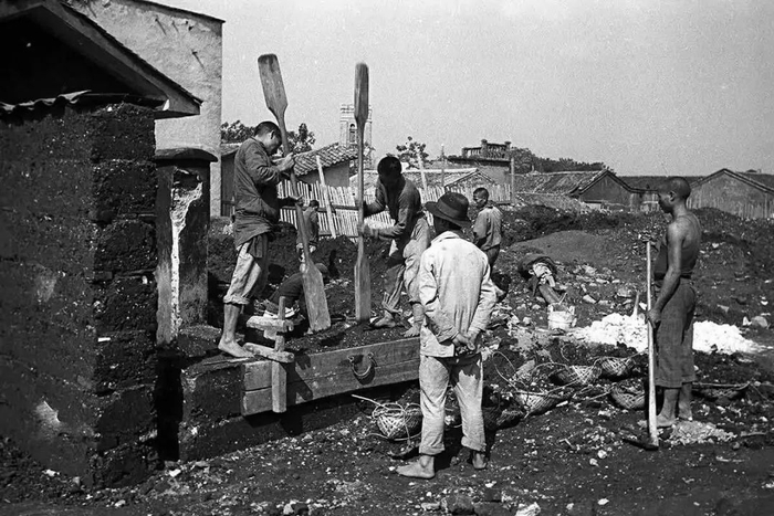 正在夯土进行重建工作的重庆百姓。图：湖广会馆