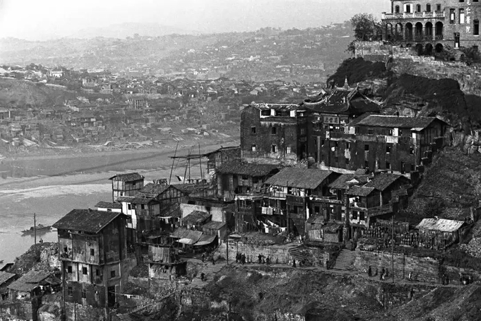 旧时重庆嘉陵江边的城市景观（现临江门重庆附二院附近）。图：湖广会馆