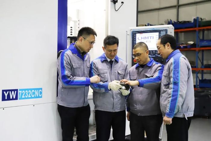 王时龙团队讨论齿轮加工情况。重庆大学供图