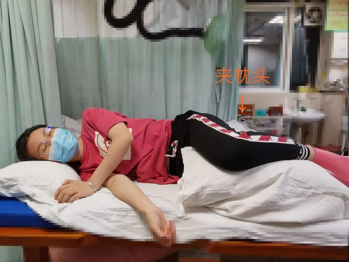 侧卧时可以双腿间夹被子或者枕头。通讯员供图