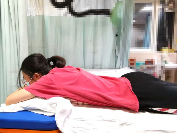 趴着睡容易引发颈椎错位。通讯员供图