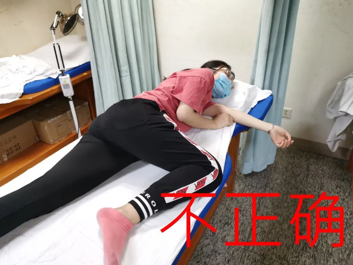 医生演示错误睡眠姿势。通讯员供图