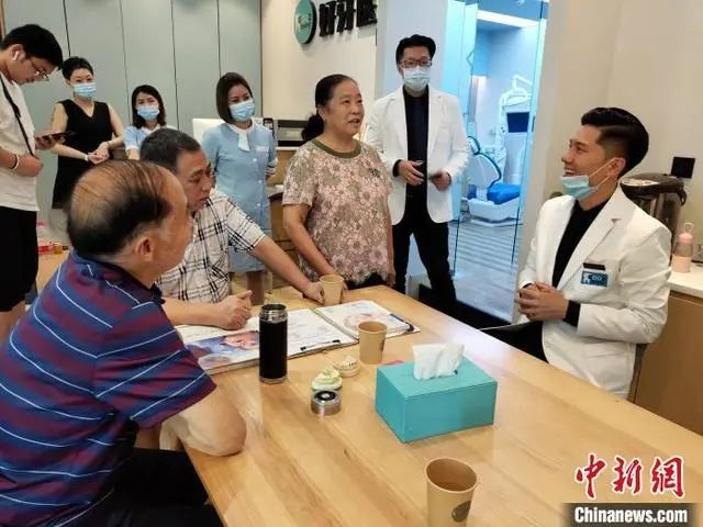 许君豪与患者沟通交流。王鹏 摄