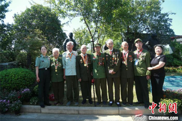 吉鸿昌将军家属代表以及解放郑州老兵代表们在纪念像前合影 韩章云 摄