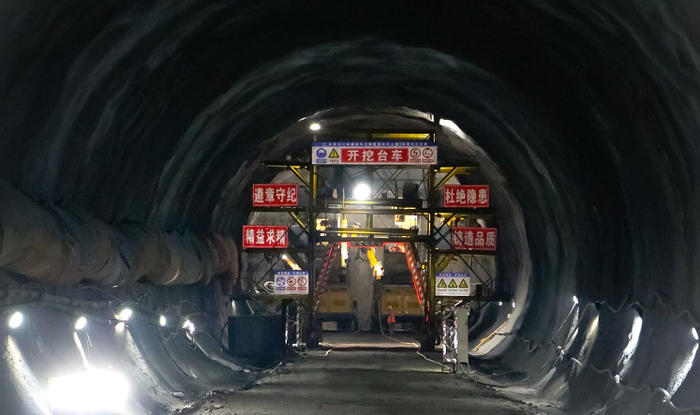 人和隧道顺利贯通渝万铁路有限责任公司供图