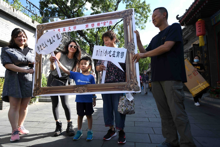 南锣鼓巷街头宣传光盘行动——mini小吃