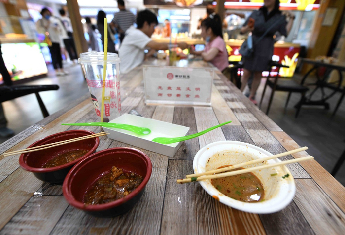 南锣餐馆内顾客“光盘”