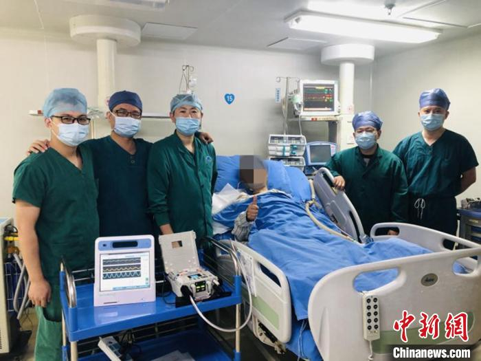  手术成功后，患者点赞协和医院医疗团队。　福建医科大学附属协和医院 供图