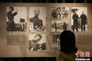 市民参观上海四行仓库纪念馆，了解这段悲壮历史。　张亨伟　摄