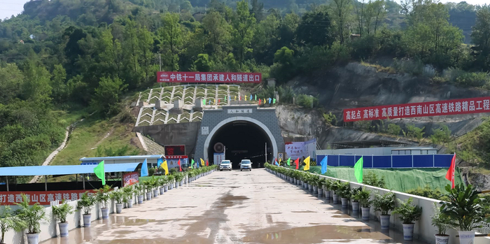 人和隧道顺利贯通 渝万铁路有限责任公司供图