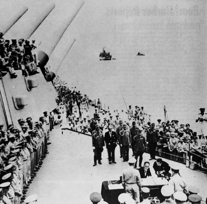 这是当时日本代表在美国军舰“密苏里”号上签署投降书。图：新华社