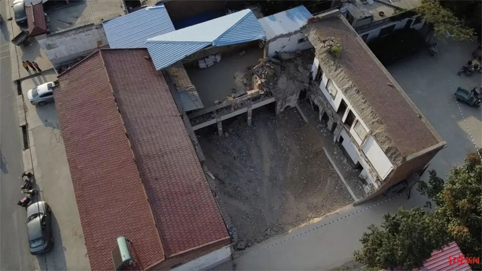 ▲俯拍清理后的“聚仙饭店”坍塌现场