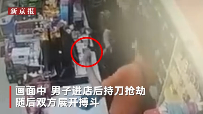 ▲便利店员工勇斗持刀劫匪10秒连砸6酒瓶将其砸晕，被警方认定为正当防卫。