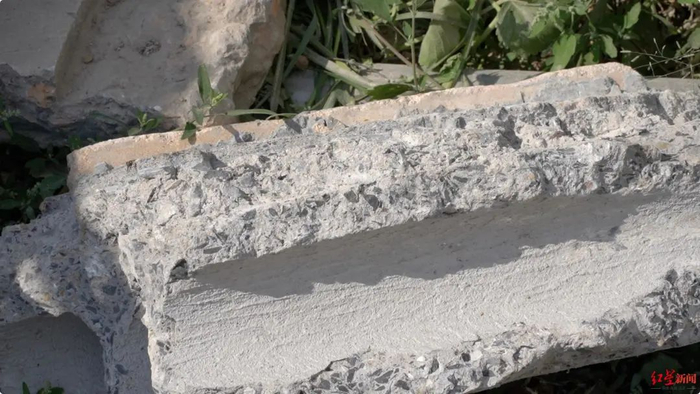 ▲“聚仙饭店”部分预制板碎块一侧加厚，紧贴红砖