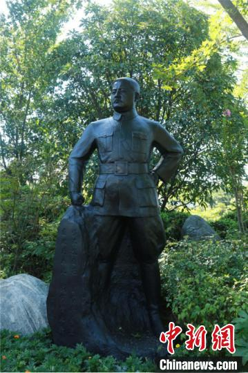 位于郑州的吉鸿昌将军纪念像 韩章云 摄