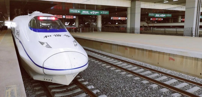 西银高铁南起陕西省西安，向西北经陕西咸阳市、甘肃庆阳市、宁夏回族自治区吴忠市后，接入银川市。