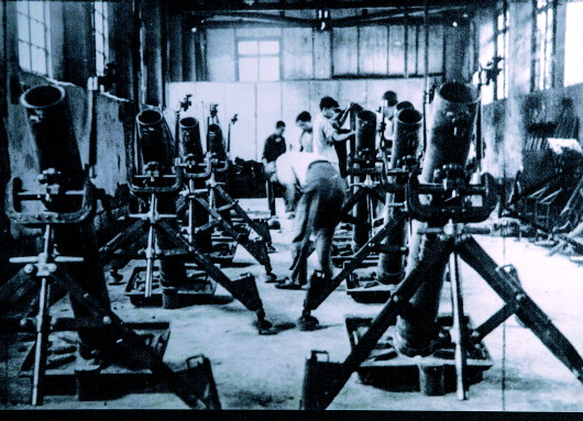 　　▲抗战时期，重庆兵工厂生产的部分火炮（翻拍自重庆建川博物馆）。本报记者黄伟摄