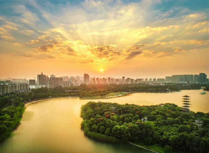 《日出港城》 李文红 摄