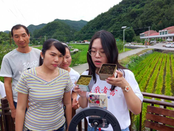 图/西安邮电大学“珍艾优选”学生直播团队