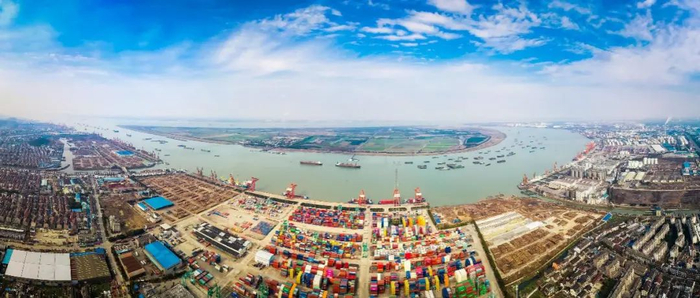 《繁忙的港口》 陈勇 摄