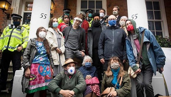 作家们在塔夫顿街55号外抗议。照片中包括乔治·蒙比奥特、乔什·阿皮尼亚内西、扎迪·史密斯、托比·利特、马克·瑞朗斯爵士和杰·格里菲斯。图片来源：Alicia Canter/ The Guardian