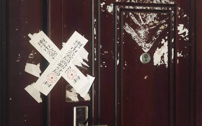  8月23日，位于16楼的黄某普一家大门，已经被警方贴上封条。新京报记者 李昀 摄