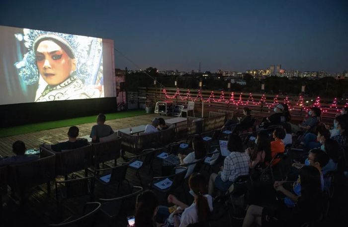 第十届北京国际电影节期间，位于北京市东城区的南锣书店露台举办露天放映活动 陈钟昊/摄