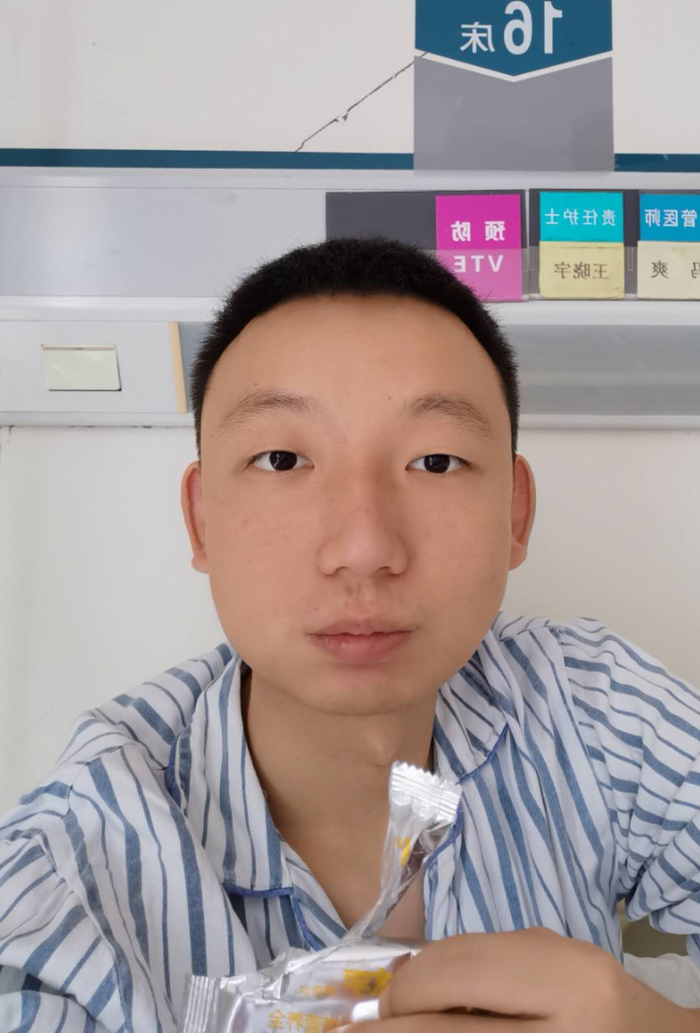  正在上海接受治疗的姚策。受访者供图