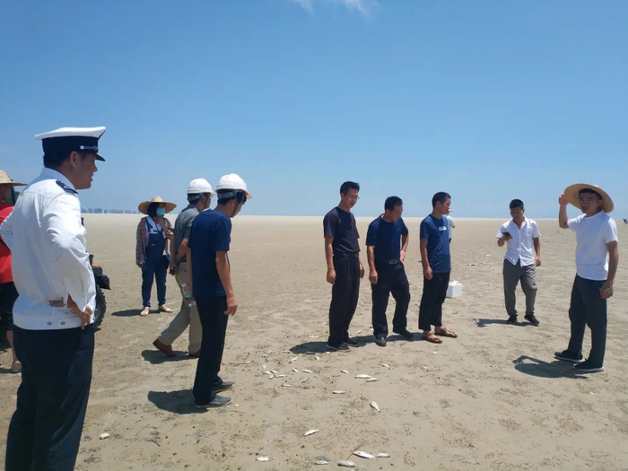 ▲执法人员调查事发现场。黄益发摄