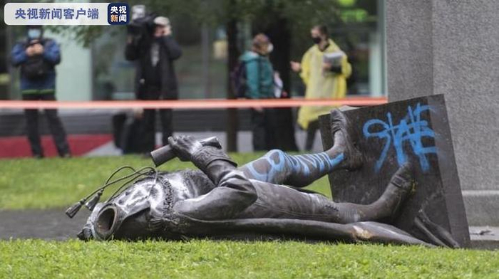 △麦克唐纳雕像失去了头部和被喷上颜料的照片