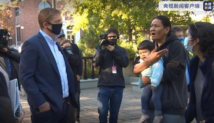 △原住民人士在里贾纳抗议联邦议员赞扬麦克唐纳的历史地位