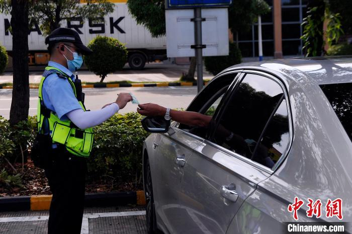 交警正在查处超速违章行驶车辆。　蒋雪林 摄