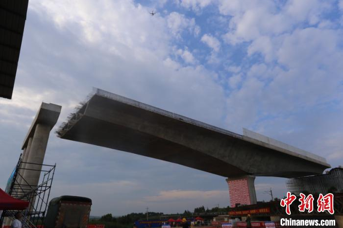 图为重14000吨的T构桥完成转体。　马立鑫 摄