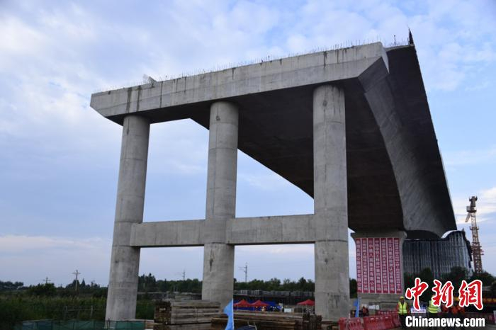 图为重14000吨的T构桥完成转体。　马立鑫 摄