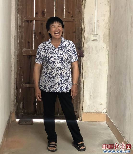 卢屋村村民潘银英为记者展示广场舞后开怀大笑经济日报-中国经济网记者张雪/摄