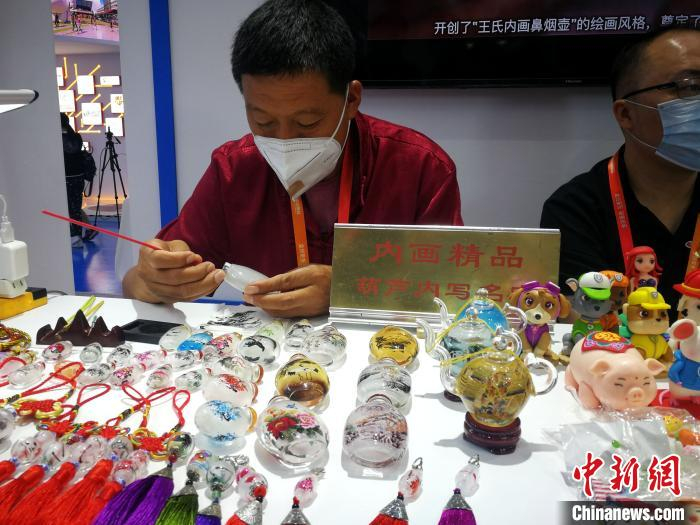 图为内画鼻烟壶代表性传承人在展会现场制作内画鼻烟壶。　张道正 摄