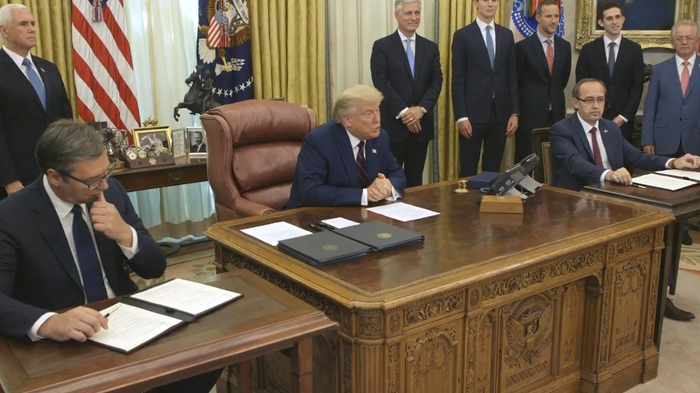   三方领导人在白宫举行签字仪式，视频截图